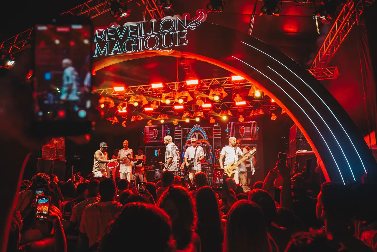 Palco iluminado e público durante show no Réveillon Magique